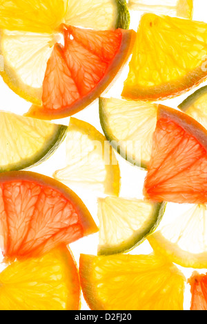 Scheiben von Grapefruit, Zitrone, Limette und Orange als Hintergrund Stockfoto