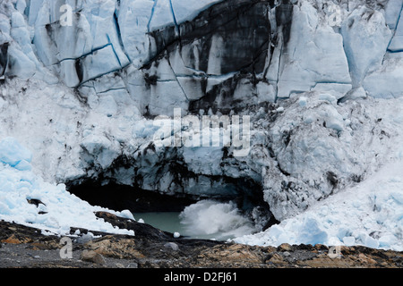 Kalbende Eis am Fuß der Perito Moreno Gletscher, Nationalpark Los Glaciares, Patagonien, Argentinien Stockfoto