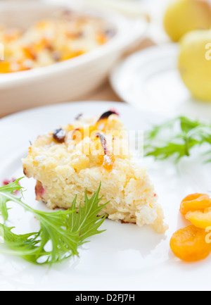 Stück von Quark-Pudding mit Obst, Süßigkeiten Stockfoto