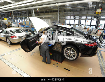 Mitarbeiter der Porsche AG arbeiten am Fließband des Modells Porsche 911 im Porsche-Werk in Stuttgart-Zuffenhausen am Dienstag, den 24. Januar 2012. Foto: Uli Deck dpa Stockfoto