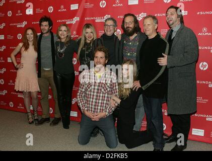 Juno Temple, Adam Brody, Laura Rister, Heidi Jo Markel, Rob Epstein, Peter Sarsgaard, Jeffrey Friedman, Jim Young, (kniend) Brian Gattas, Amanda Seyfried im Ankunftsbereich für LOVELACE Premiere beim Sundance Film Festival 2013, Eccles Theatre, Park City, UT 22. Januar 2013. Foto von: James Atoa/Everett Collection/Alamy live-Nachrichten. Stockfoto