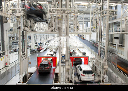 Mitarbeiter der Volkswagen AG fertigen Fahrzeuge, Tiguan und Touran im VW-Werk in Wolfsburg am Mittwoch, den 7. März 2012. Am Montag, den 12. März 2012, werden Business-Nummern auf der Jahrespressekonferenz veröffentlicht. Foto: Jochen Lübke Dpa/Lni +++(c) Dpa - Bildfunk +++ Stockfoto