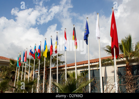 Internationale Fahnen vor Hotel Stockfoto