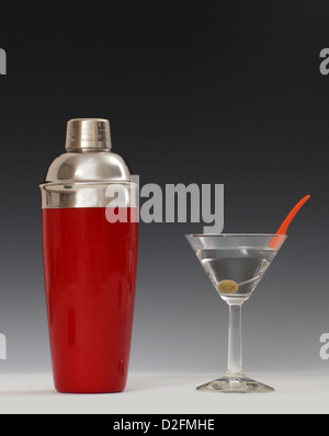 Cocktail-Shaker neben einem Martini-Glas Stockfoto