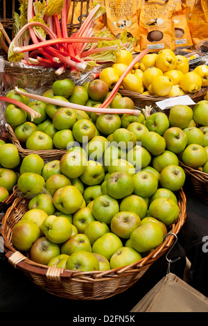 Äpfel und Rhabarber zum Verkauf im Borough Market, London, UK Stockfoto