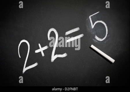 Tafel mit 2 + 2 = 5 in weißer Kreide geschrieben Stockfoto