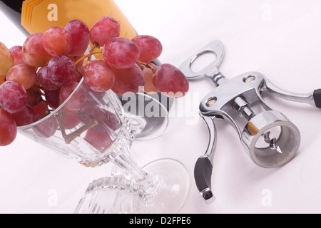 Flasche Rotwein und Glas mit Trauben gefüllt Stockfoto
