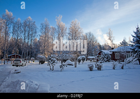 Rote Hütte im Winter in der Nähe von Sigtuna in Schweden Stockfoto