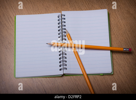 Öffnen Sie die Arbeitsmappe auf einem hölzernen Tisch mit Bleistift Stockfoto