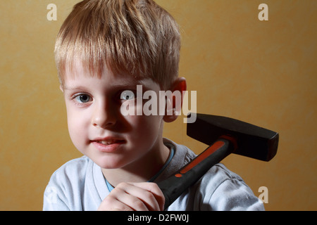 kleiner Junge mit hummer Stockfoto