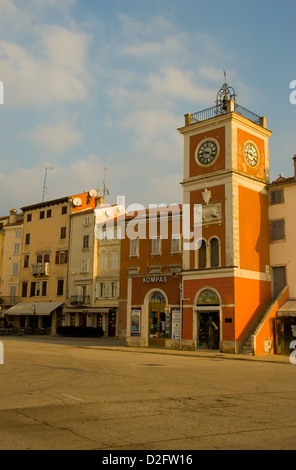 Hauptplatz in Rovinj genannt Trg Marsala Tita, zeigt das Bell Tower, Kroatien, Europa. Stockfoto