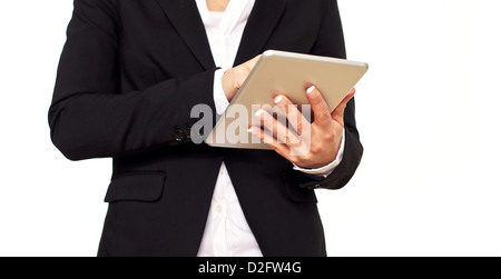 Frau im schwarzen Anzug mit einem digitalen Tablet. Stockfoto