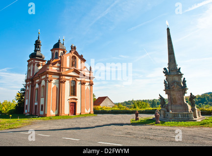 Schöne Barockkirche und Säule der Heiligen Dreifaltigkeit in der tschechischen Stadt Valec Stockfoto