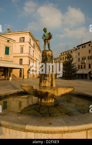 Brunnen auf dem Hauptplatz des Dorfes von Rovinj, Istrien, Kroatien - Marschall Tito-Platz Stockfoto