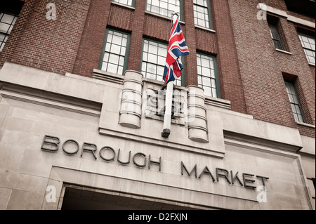 Eingang zum Borough Market in London mit Union Jack-Flagge, England UK Stockfoto