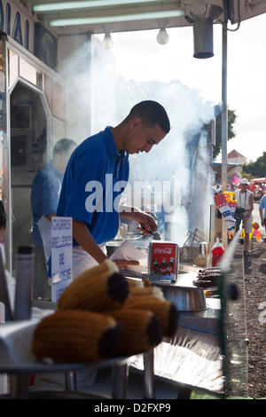 Ein Mann bereitet Churros an einem Fast-Food auf dem Fiesta San Sebastian wo lokale stall bringen Adejeros ihre Tiere segnen werden Stockfoto