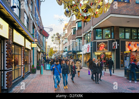 Berühmte Londoner Street, Carnaby Street in Winter/Weihnachten, London, UK - mit den Rolling Stones Shop im Hintergrund Stockfoto