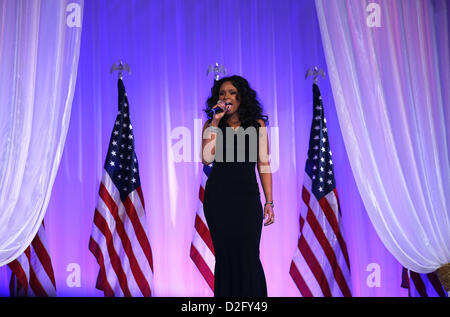 Washington DC, USA. 21. Januar 2013. Sängerin Jennifer Hudson führt während der Inaugural Ball im Walter E. Washington Convention Center am 21. Januar 2013 in Washington, DC. Präsident Obama wurde für seine zweite Amtszeit früher in den Tag vereidigt. . Bildnachweis: Alex Wong / Pool über CNP Stockfoto