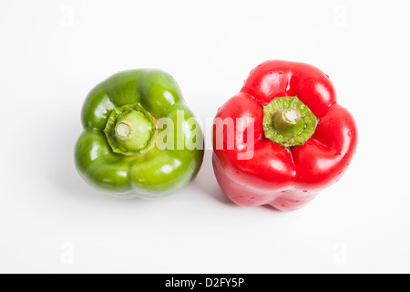 Draufsicht der rote und grüne frische Paprika auf weißem Hintergrund Stockfoto