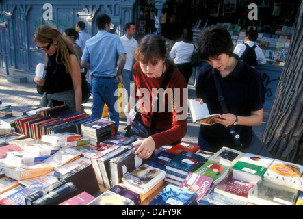 Spanier, Spanisch, Frauen, Bücher zu verkaufen, Buchhändler, Buchhandlung, Buchhandlung, Buch Händler, Calle de Moyano, Retiro Park, Madrid, Provinz Madrid, Spanien Stockfoto