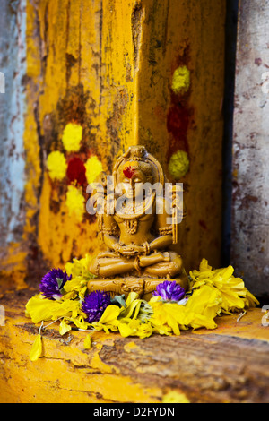 Lord Shiva Statue und Blume Blütenblätter außerhalb Dorf Tempel Eingang. Indien Stockfoto