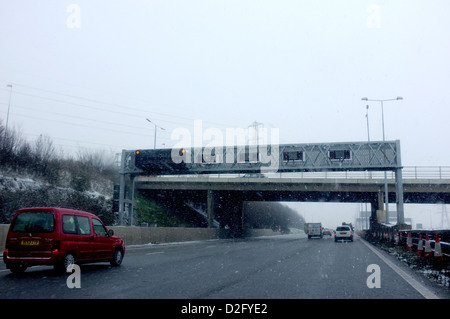 Schnee fällt auf eine ruhige Autobahn in England. Der M2 ist eine 6-spurige Autobahn und normalerweise beschäftigt aber Treiber wegbleiben im Schnee Stockfoto