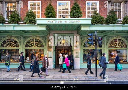 Fortnum and Mason, in Piccadilly, London, Großbritannien - Vordereingang des berühmten Luxus-Kaufhauses Stockfoto