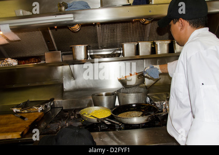 Kalifornien, Napa Valley Wine Train. Vintage Triebwagen in der Küche gourmet Mahlzeiten für Touristen jeden Tag zubereitet werden. Stockfoto