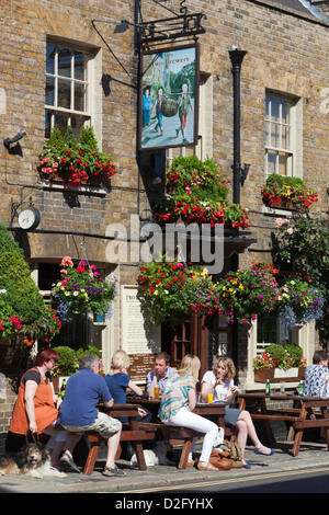 Menschen sitzen vor The Two Brewers Pub an der Park Street im Sommer Stockfoto