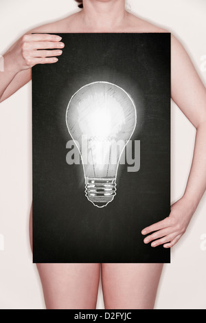 Frau, die eine Tafel mit einer Illustration einer Glühbirne in Kreide hält - gesundes Leben, Gesundheitskonzept. Stockfoto