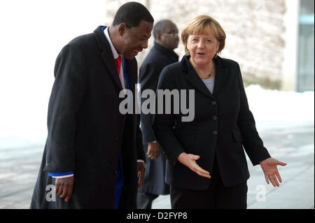 Berlin, Deutschland. 23. Januar 2013. Bundeskanzlerin Angela Merkel begrüßt Präsident von Benin Boni Yayi zum Bundeskanzleramt in Berlin, Deutschland, 23. Januar 2013. Foto: MAURIZIO GAMBARINI / Alamy Live News Stockfoto