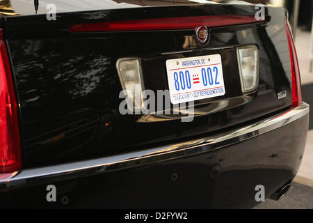 Washington DC, USA. 21. Januar 2013. US-Präsident Barack Obama Limousine, den Spitznamen "The Beast" dons neue District Of Columbia "Besteuerung ohne Darstellung" Kfz-Kennzeichen vor dem weißen Haus am Morgen der zeremoniellen Eröffnungs-Zeremonie 21. Januar 2013 in Washington, DC. Obama und Vize-Präsident Joe Biden wird ihre zweite Amtszeit im Amt zunächst unter Eid Büro später am Morgen während einer Zeremonie auf der West-Front des Kapitols. . Bildnachweis: Chip Somodevilla / Pool über CNP Stockfoto