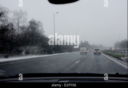 Schnee fällt auf eine ruhige Autobahn in England. Der M2 ist eine 6-spurige Autobahn und normalerweise beschäftigt aber Treiber wegbleiben im Schnee Stockfoto