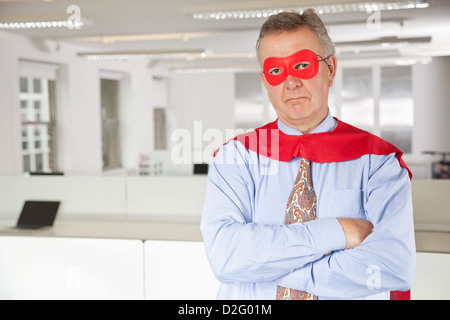 Porträt von Ernst Kaufmann in Superhelden-Kostüm im Büro Stockfoto