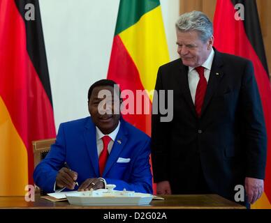 Berlin, Deutschland. 23. Januar 2013. German President Joachim Gauck (R) beobachtet Präsident von Benin Boni Yayi das Gästebuch im Schloss Bellevue in Berlin, Deutschland, 23. Januar 2013 unterzeichnen. Foto: SOEREN STACHE / Alamy Live News Stockfoto