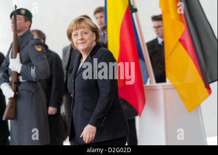 Berlin, Deutschland. 23. Januar 2013. Bundeskanzlerin Angela Merkel erwartet die Ankunft der Präsident von Benin Boni Yayi zum Bundeskanzleramt in Berlin, Deutschland, 23. Januar 2013. Foto: MAURIZIO GAMBARINI / Alamy Live News Stockfoto