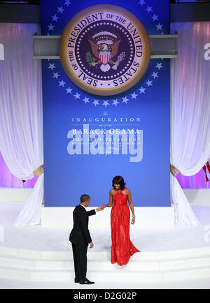 Washington DC, USA. 21. Januar 2013. US-Präsident Barack Obama (L) bereitet sich mit First Lady Michelle Obama auf dem Oberbefehlshaber-Ball am 21. Januar 2013 in Washington, DC zu tanzen. Präsident Obama wurde vereidigt für seine zweite Amtszeit als Präsident während einer öffentlichen feierlichen Einweihung früher in den Tag. . Bildnachweis: Justin Sullivan / Pool über CNP Stockfoto