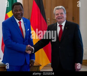 Berlin, Deutschland. 23. Januar 2013. German President Joachim Gauck (R) und Präsident von Benin Boni Yayi Handschlag am Schloss Bellevue in Berlin, Deutschland, 23. Januar 2013. Foto: SOEREN STACHE / Alamy Live News Stockfoto