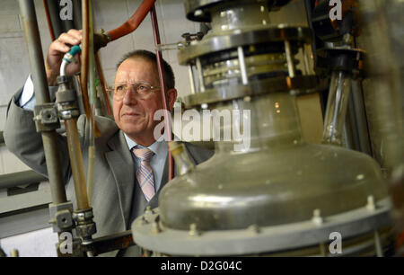 Vorsitzender des Unternehmens, Protektum, Lothar Ebner, steuert der Destillationsanlage in Oranienburg, Deutschland, 14. November 2012. Protektum produziert Zucker und Alkohol rot Wein Bonbons die Herzinfarkte verhindern sollen. Foto: Britta Pedersen Stockfoto