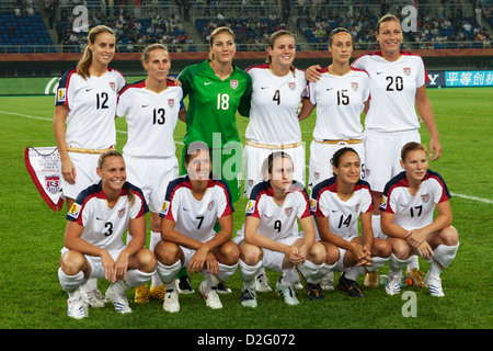 Vereinigten Staaten Spieler Line-up für ein Team-Foto vor einer FIFA Frauen WM Viertelfinale Spiel gegen England. Stockfoto