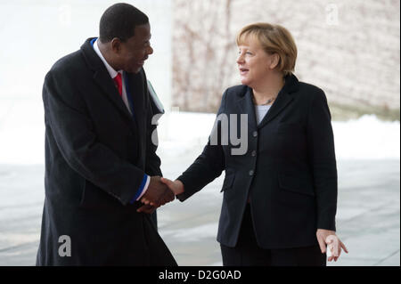 Berlin, Deutschland. 23. Januar 2013. Bundeskanzlerin Angela Merkel begrüßt Präsident von Benin Boni Yayi zum Bundeskanzleramt in Berlin, Deutschland, 23. Januar 2013. Foto: MAURIZIO GAMBARINI / Alamy Live News Stockfoto