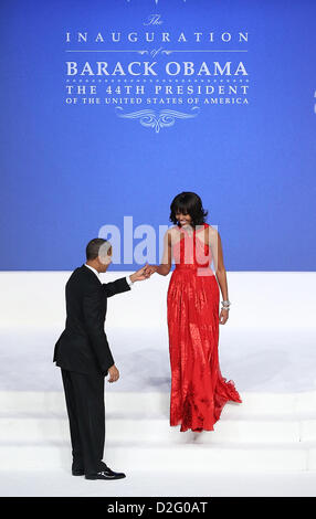 Washington DC, USA. 21. Januar 2013. US-Präsident Barack Obama (L) bereitet sich mit First Lady Michelle Obama auf dem Oberbefehlshaber-Ball am 21. Januar 2013 in Washington, DC zu tanzen. Präsident Obama wurde vereidigt für seine zweite Amtszeit als Präsident während einer öffentlichen feierlichen Einweihung früher in den Tag. . Bildnachweis: Justin Sullivan / Pool über CNP Stockfoto