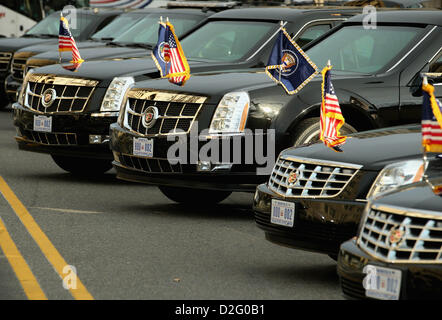 Washington DC, USA. 21. Januar 2013. US-Präsident Barack Obama und Vize-Präsident Joe Biden Limousinen präsentieren neue District Of Columbia "Besteuerung ohne Darstellung"-Kfz-Kennzeichen beim außerhalb St. Johanniskirche zu parken, da sie ein Gebet teilnehmen am Morgen der zeremoniellen Eröffnungs-Zeremonie 21. Januar 2013 in Washington, DC Service. Obama und Biden startet ihre zweite Amtszeit im Amt durch den Eid Amtsantritt später morgens während einer Zeremonie auf der West-Front des Kapitols. . Bildnachweis: Chip Somodevilla / Pool über CNP Stockfoto