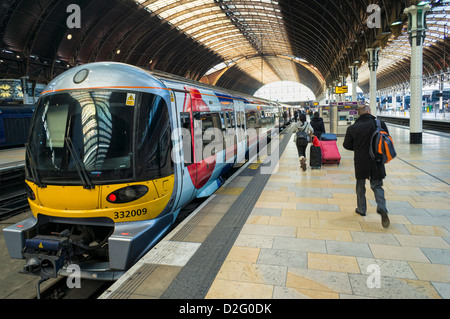 Bahnsteig am Bahnhof Paddington, London, Bahnhof, UK mit Menschen an Bord eines Zuges Stockfoto
