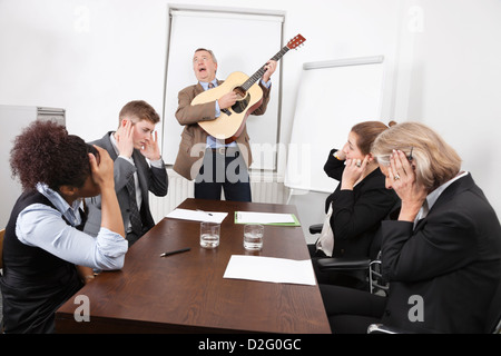 Geschäftsmann, spielt Gitarre in Business-meeting Stockfoto