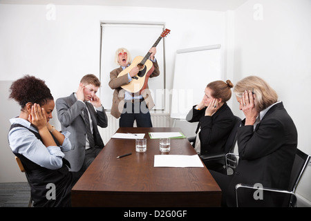 Geschäftsmann, spielt Gitarre in Business-meeting Stockfoto
