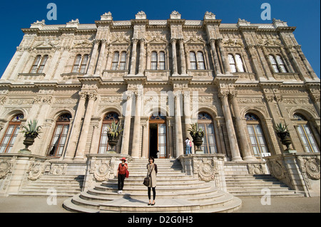 Dolmabahce Palast wurde im Jahre 1855 für Sultan Abdul Mecit beendet. Es hat einen fantastischen Garten und auch Teegärten um ihn herum. Stockfoto