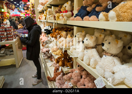 Innen Hamleys-Spielzeug-Shop - Steiff-Teddybären-Display, London, UK Stockfoto