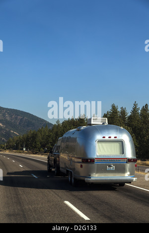 Ein klassischer silberner Airstream Reiseanhänger auf der I-90 in Montana USA Stockfoto