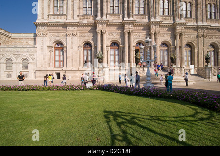 Dolmabahce Palast wurde im Jahre 1855 für Sultan Abdul Mecit beendet. Es hat einen fantastischen Garten und auch Teegärten um ihn herum. Stockfoto